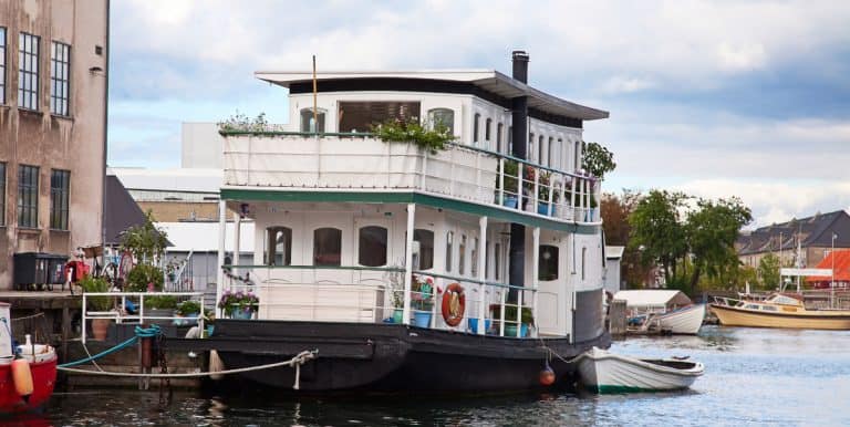 What is the Right Boat Size for Houseboat Living?